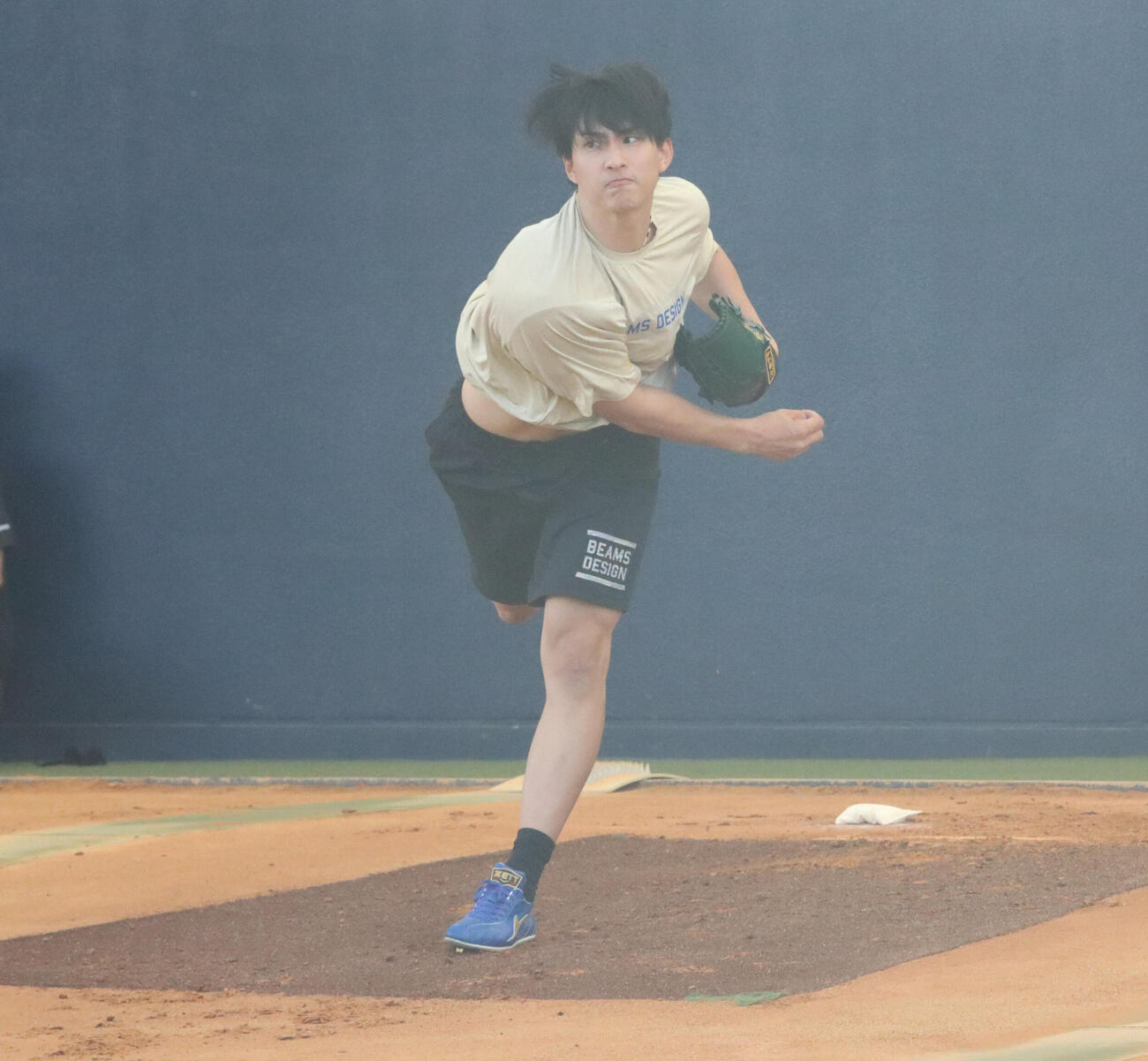 ブルペンで投球練習する日本ハム達（撮影・永野高輔）