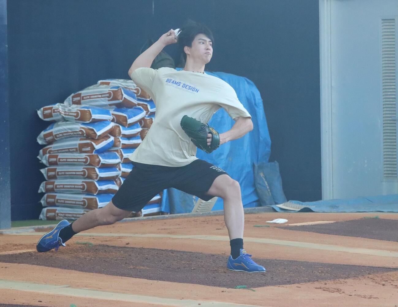 ブルペンで投球練習する日本ハム達（撮影・永野高輔）