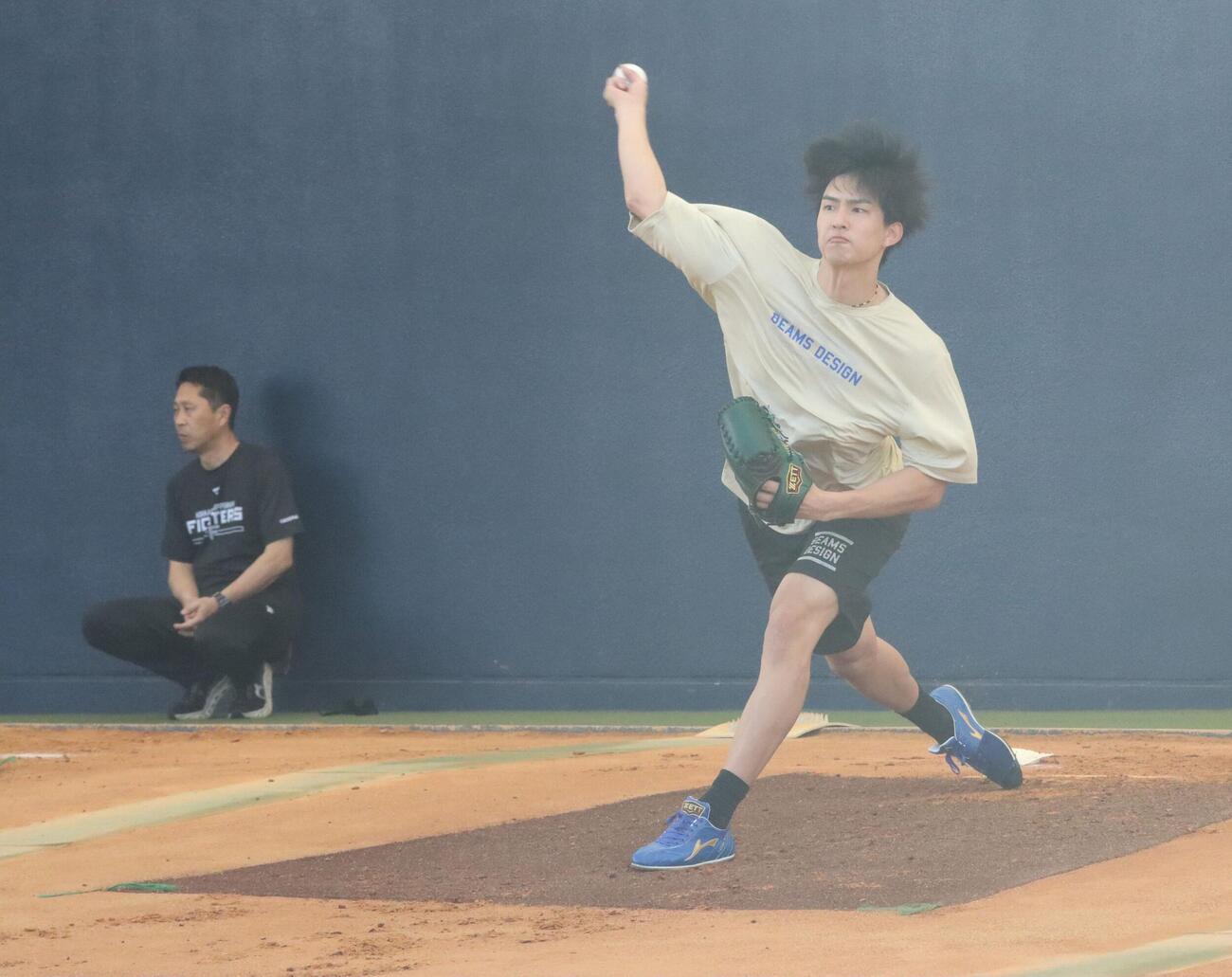 ブルペンで投球練習する日本ハム達（撮影・永野高輔）