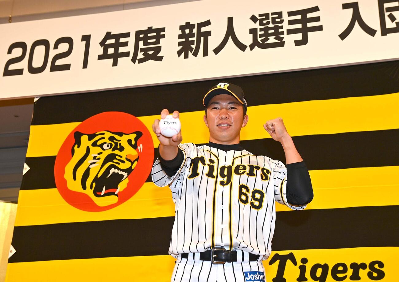 2020年12月、入団発表でポーズをとる石井大智