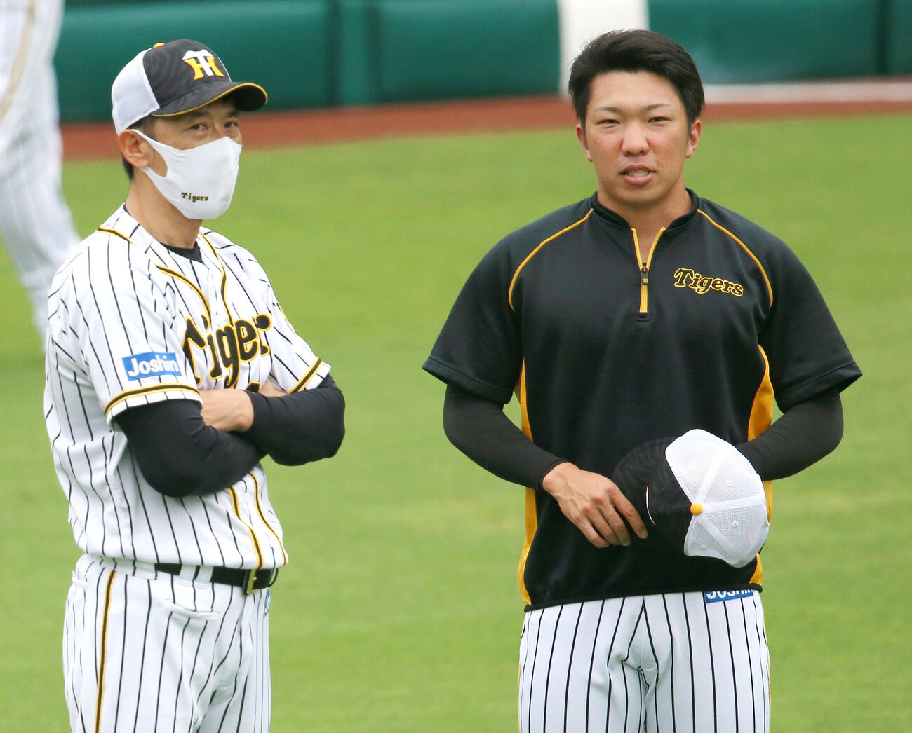 試合前の練習で矢野燿大監督（左）と話す石井大智（2021年5月撮影）