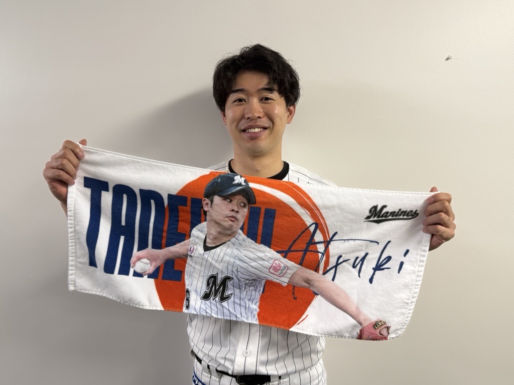 「野球日本代表侍ジャパン」×マリーンズコラボ種市グッズのフェイスタオル（球団提供）