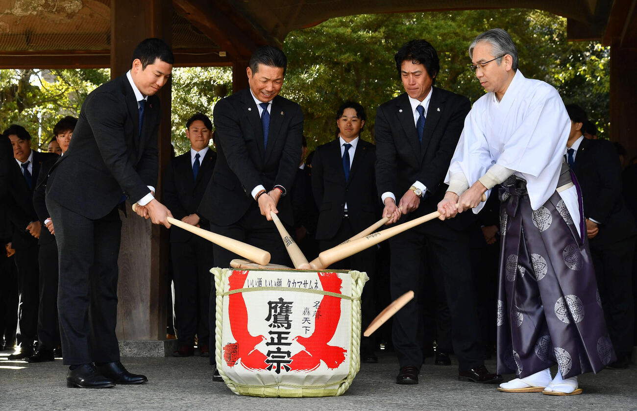 必勝祈願を終えて鏡開きを行う、左からソフトバンク栗原、小久保監督、城島CBO（撮影・岩下翔太）