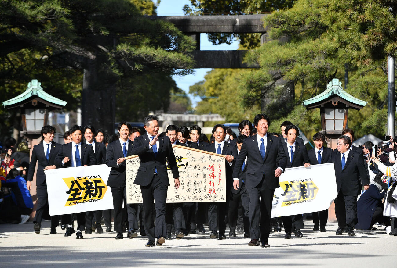 必勝祈願で筥崎宮に到着し、小久保監督（手前左）、城島CBO（同右）を先頭に本殿へ向かうソフトバンクナイン（撮影・岩下翔太）