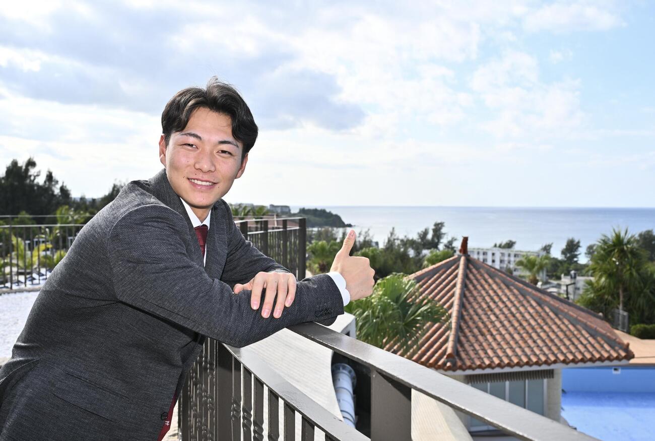宿舎に到着し海を背にポーズを決める楽天ドラフト1位の藤原（撮影・滝沢徹郎）