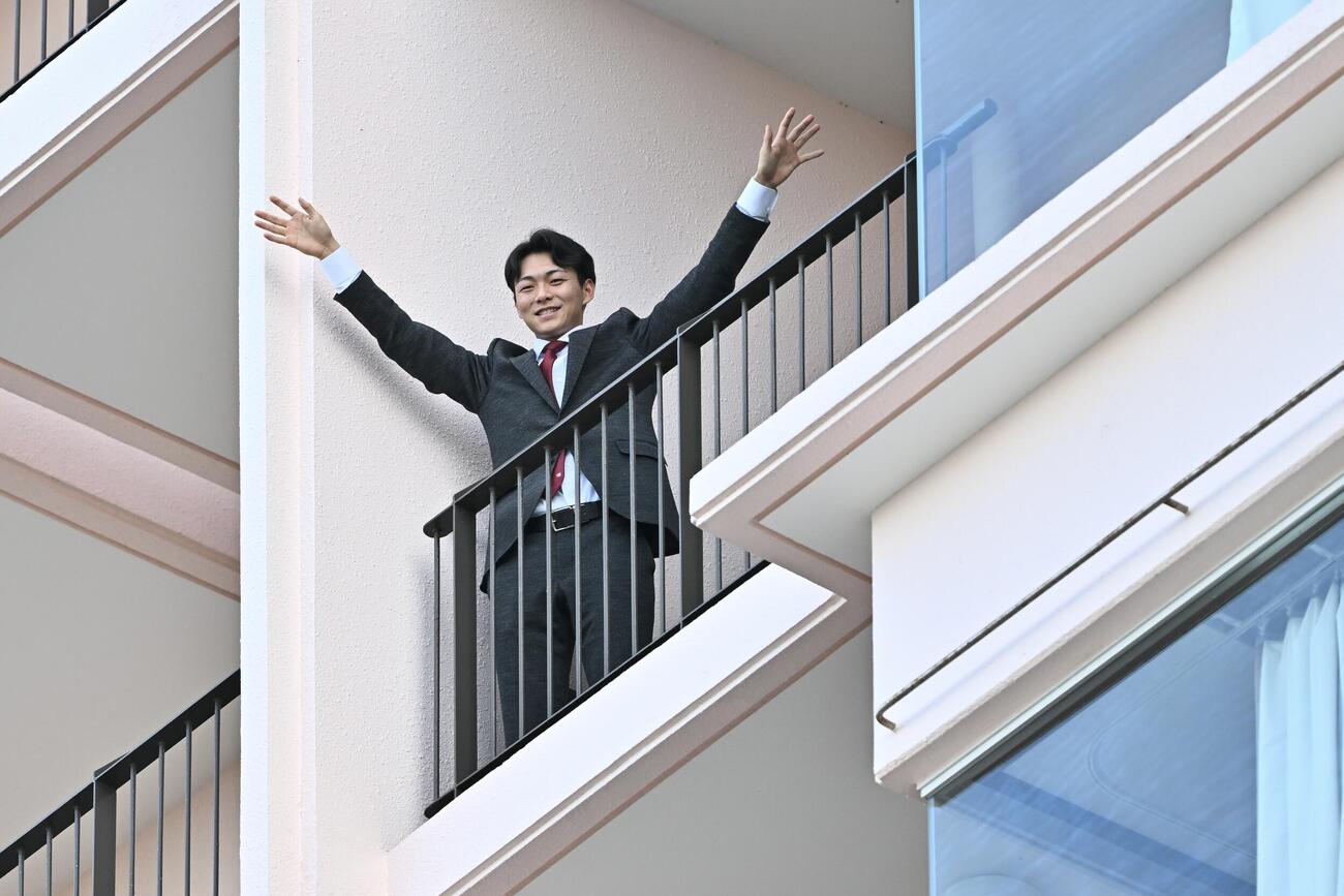 宿舎の自室から手を振る楽天ドラフト1位の藤原（撮影・滝沢徹郎）