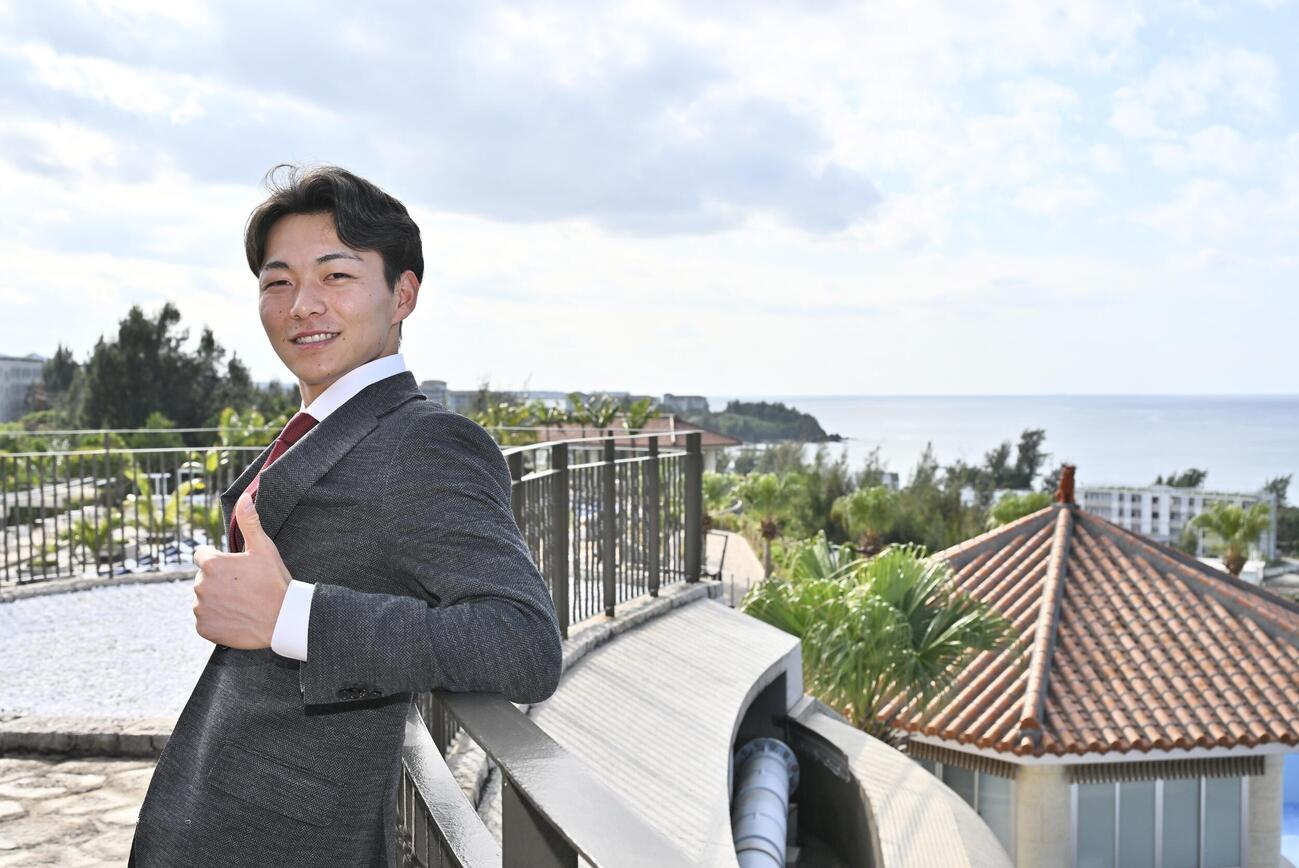 宿舎に到着し海を背にポーズを決める楽天ドラフト1位の藤原（撮影・滝沢徹郎）
