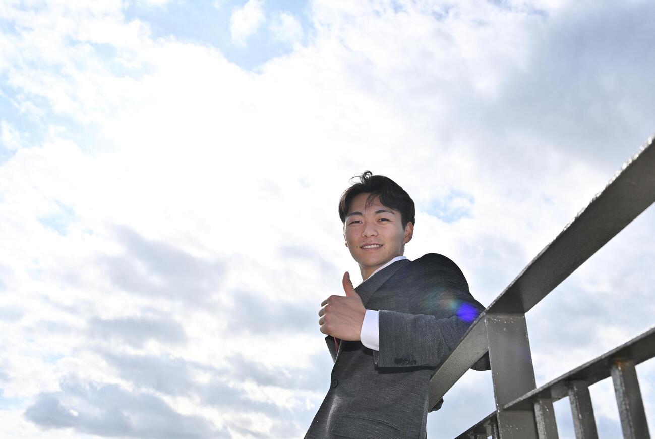 宿舎に到着しポーズを決める楽天ドラフト1位の藤原（撮影・滝沢徹郎）