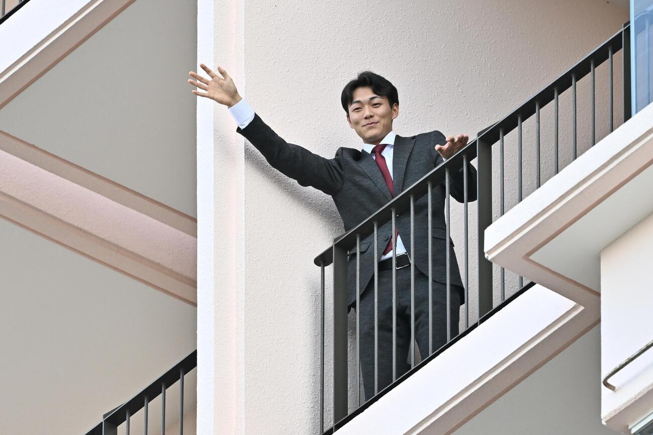 宿舎の自室から手を振る楽天ドラフト1位の藤原（撮影・滝沢徹郎）