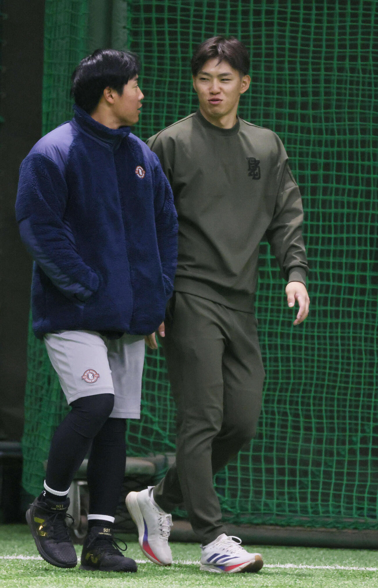 石原（左）と話し合う中村奨（撮影・加藤孝規）