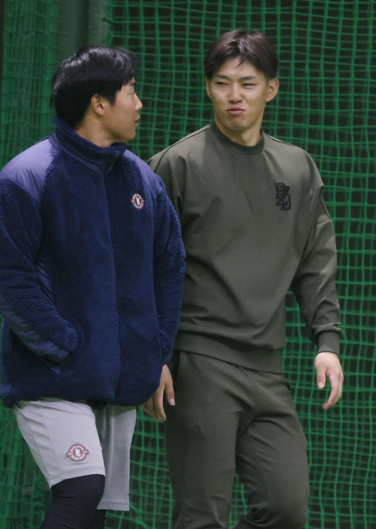石原（左）と話し合う中村奨（撮影・加藤孝規）