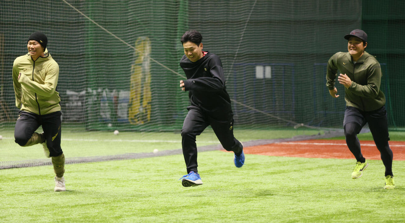走り込む左から坂倉、栗林、高（撮影・加藤孝規）