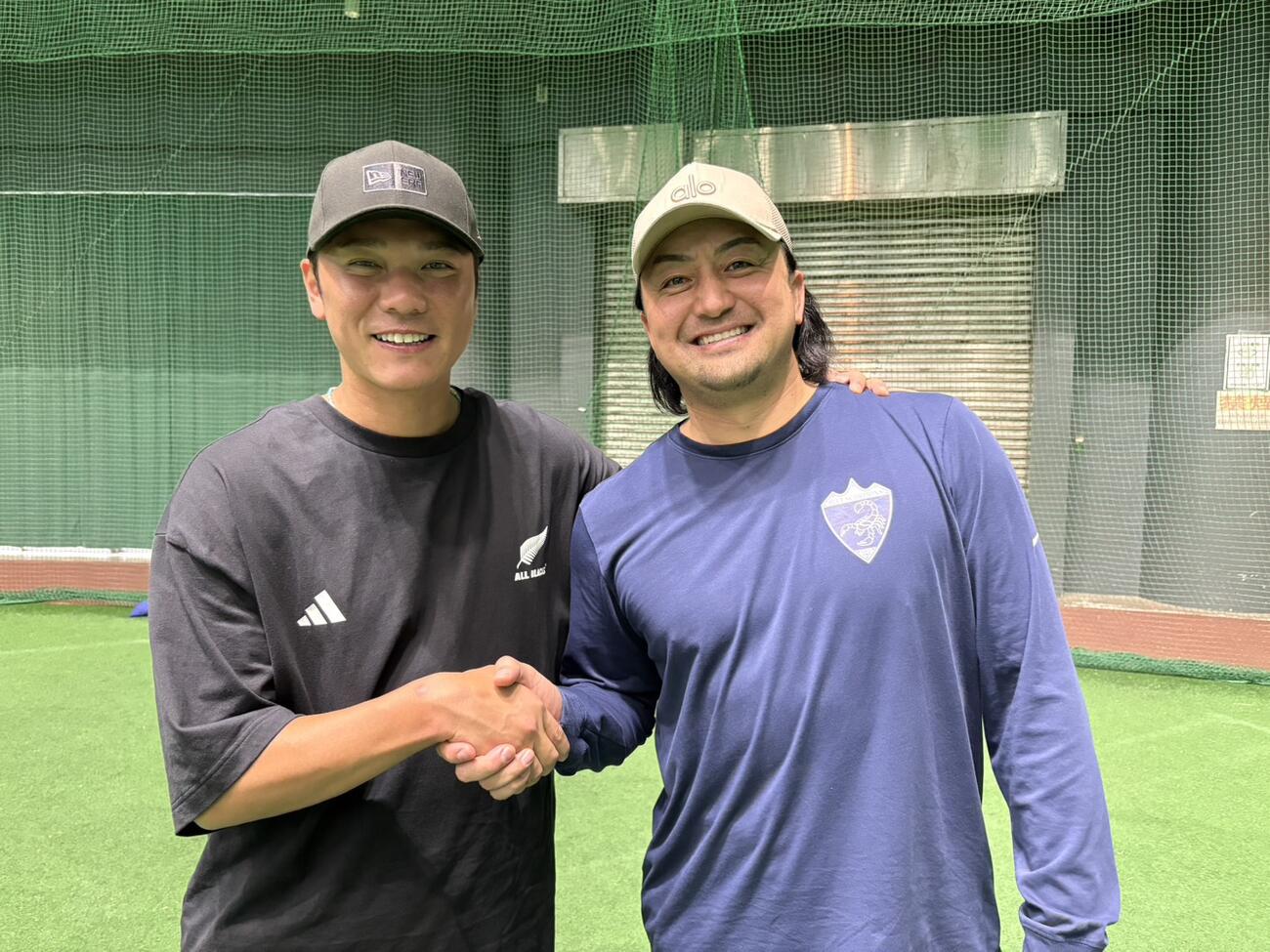 巨人坂本勇と笑顔で握手する沢村氏