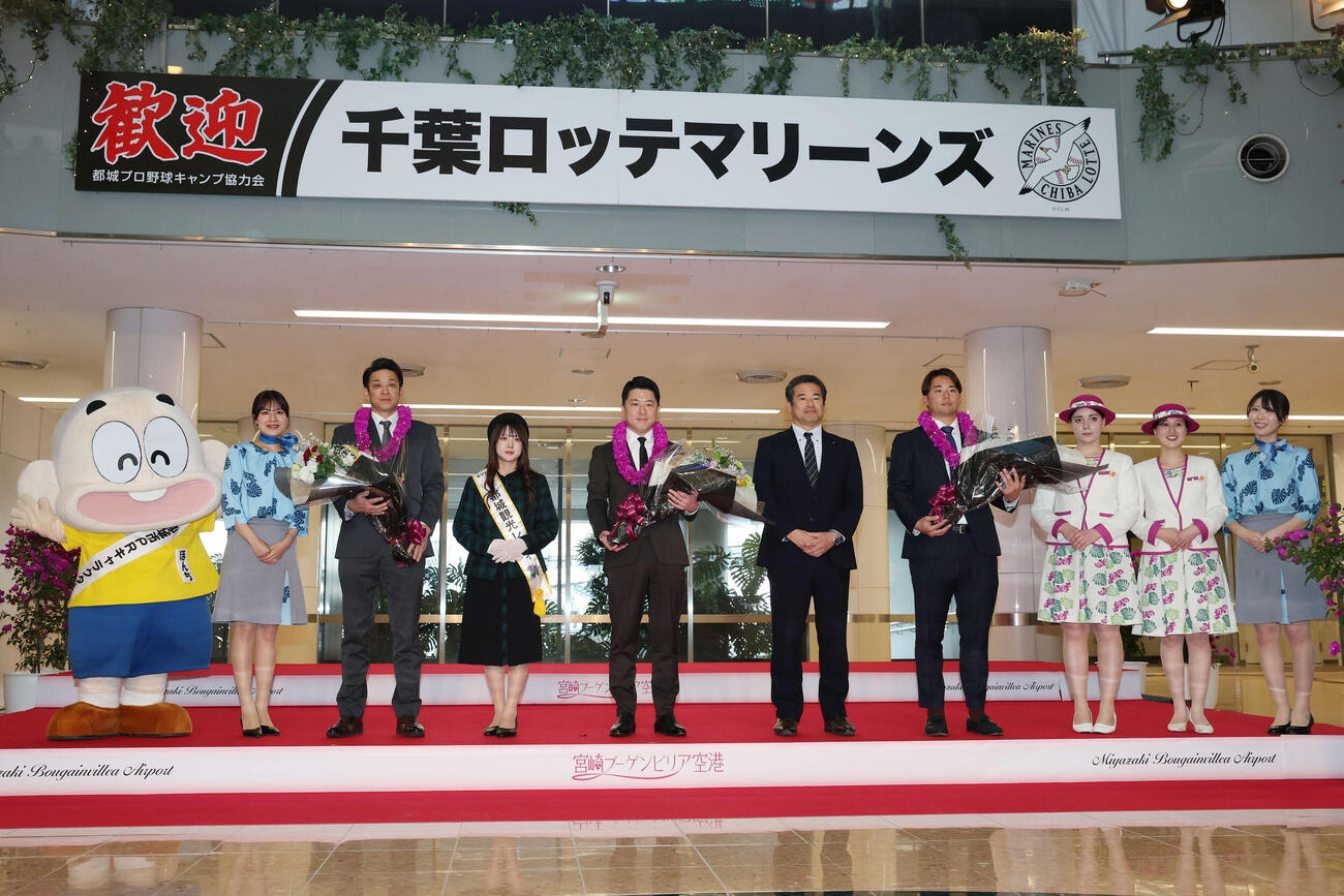 宮崎空港に到着し歓迎セレモニーを受けるロッテのサブロー監督（左）、高坂球団社長（中央）、横山（撮影・宮地輝）