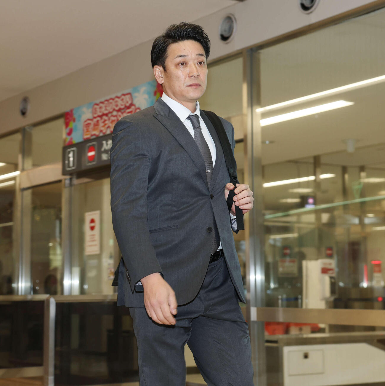 宮崎空港に到着したロッテのサブロー監督（撮影・宮地輝）