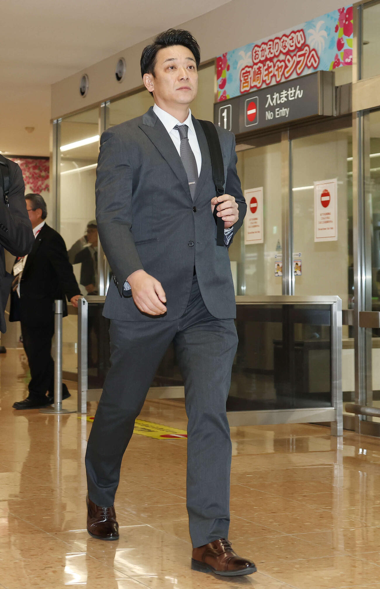 宮崎空港に到着したロッテのサブロー監督（撮影・宮地輝）