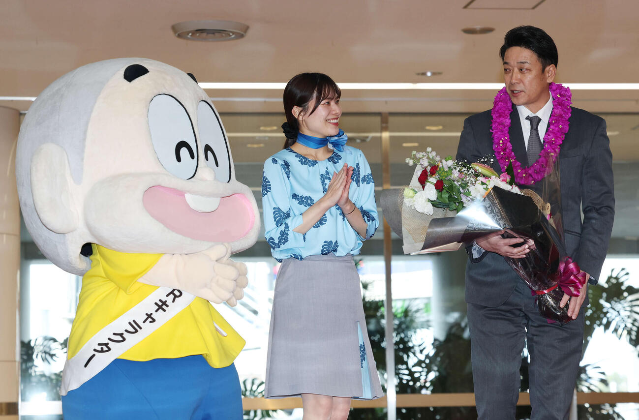 宮崎空港に到着し歓迎セレモニーを受けたロッテのサブロー監督。左は都城市PRキャラクター兼PR本部長のぼんちくん（撮影・宮地輝）