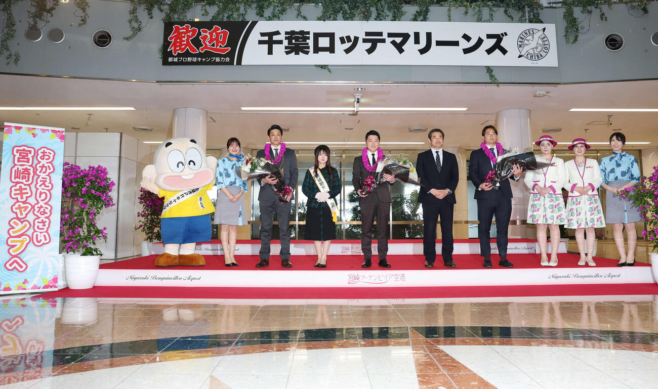宮崎空港に到着し歓迎セレモニーを受けるロッテのサブロー監督（左）、高坂球団社長（中央）、横山（撮影・宮地輝）