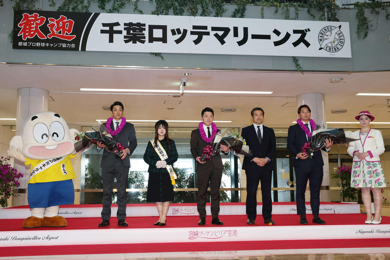 宮崎空港に到着し歓迎セレモニーを受けるロッテのサブロー監督（左）、高坂球団社長（中央）、横山（撮影・宮地輝）