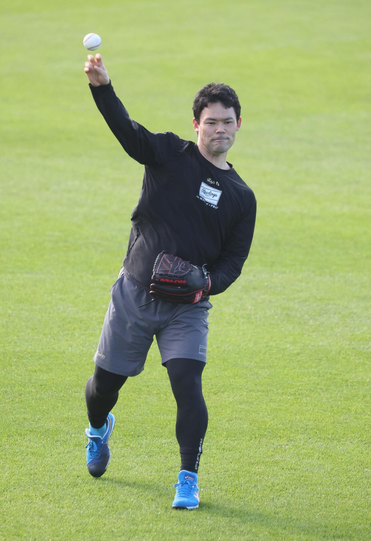 日本ハム春季キャンプ　キャッチボールする福谷（撮影・黒川智章）