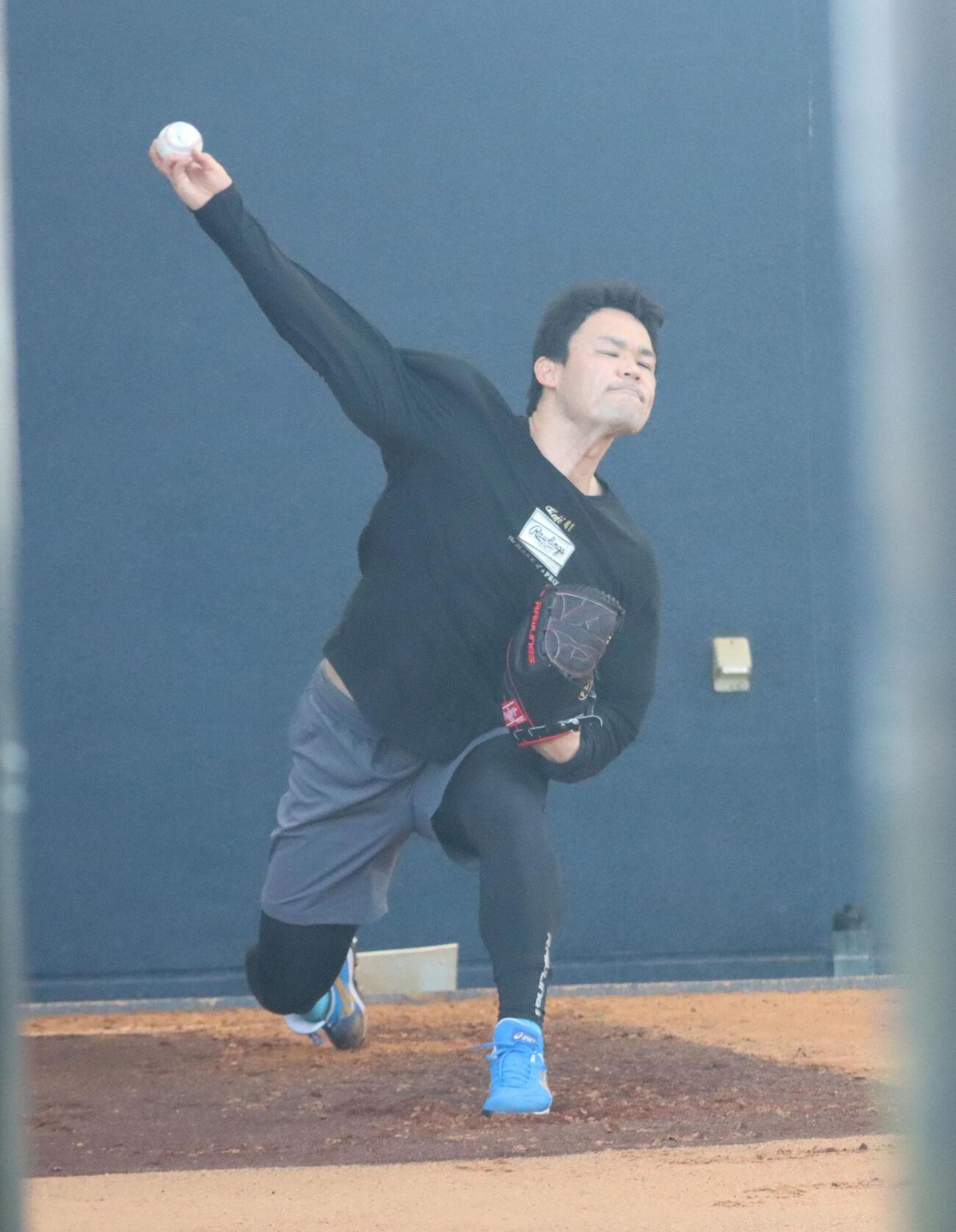 ブルペンで投球練習する日本ハム福谷（撮影・永野高輔）