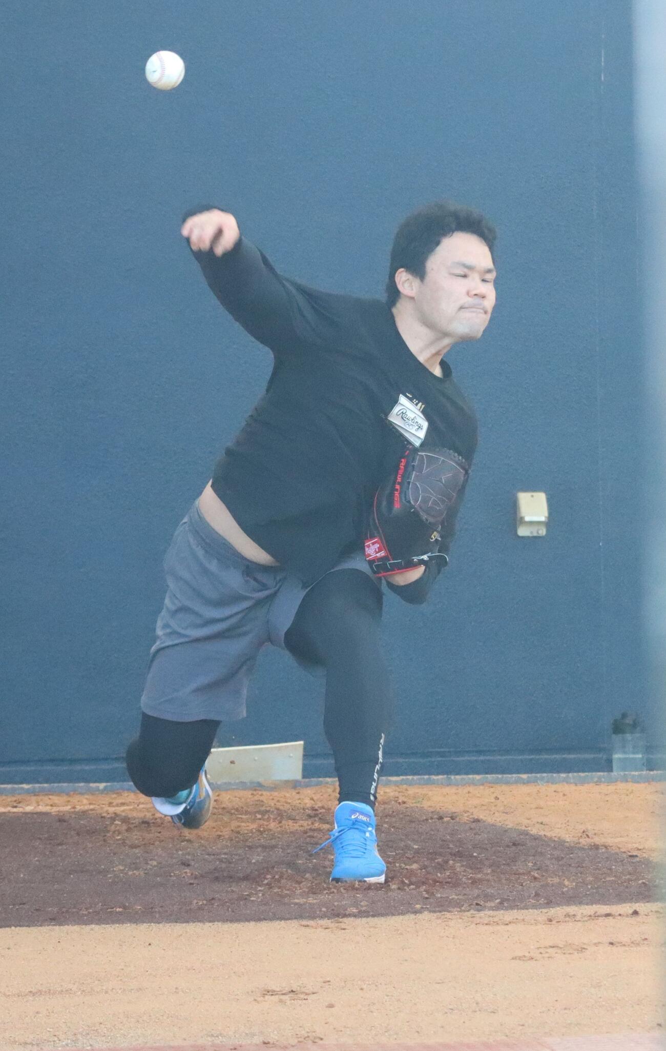 ブルペンで投球練習する日本ハム福谷（撮影・永野高輔）