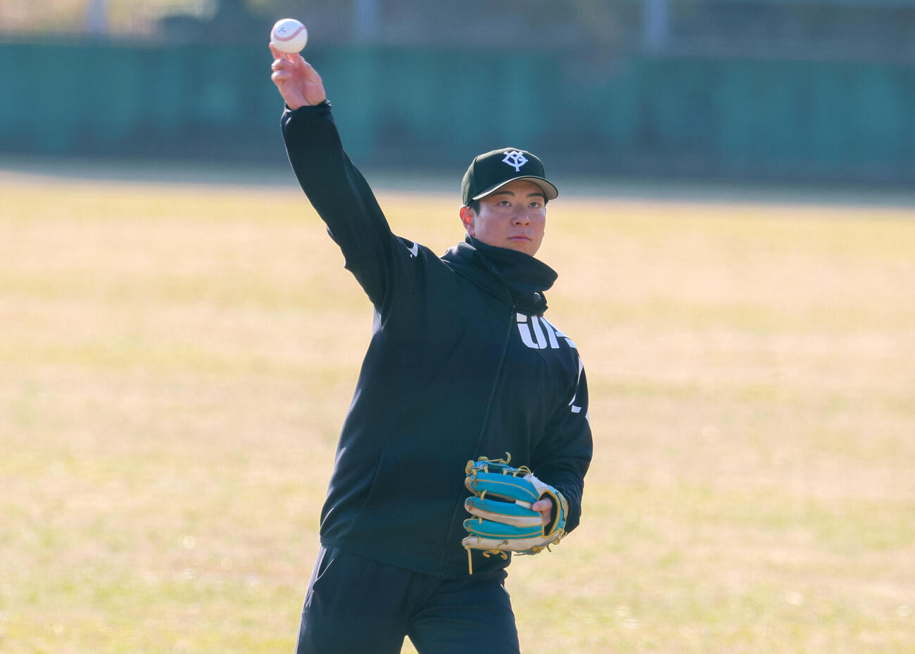 合同自主トレでキャッチボールをする巨人松本（撮影・増田悦実）