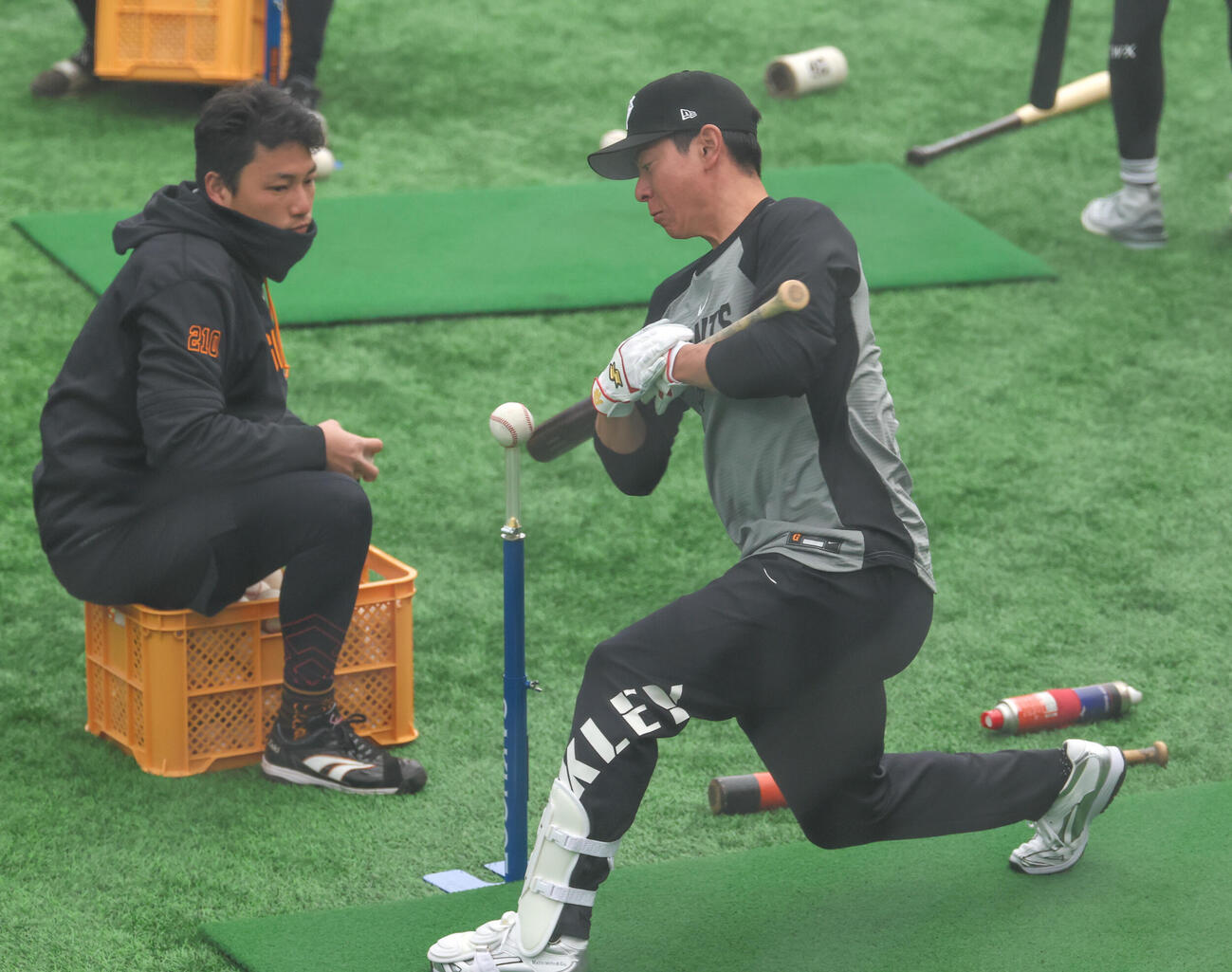 合同自主トレでティー打撃をする巨人松本（撮影・増田悦実）