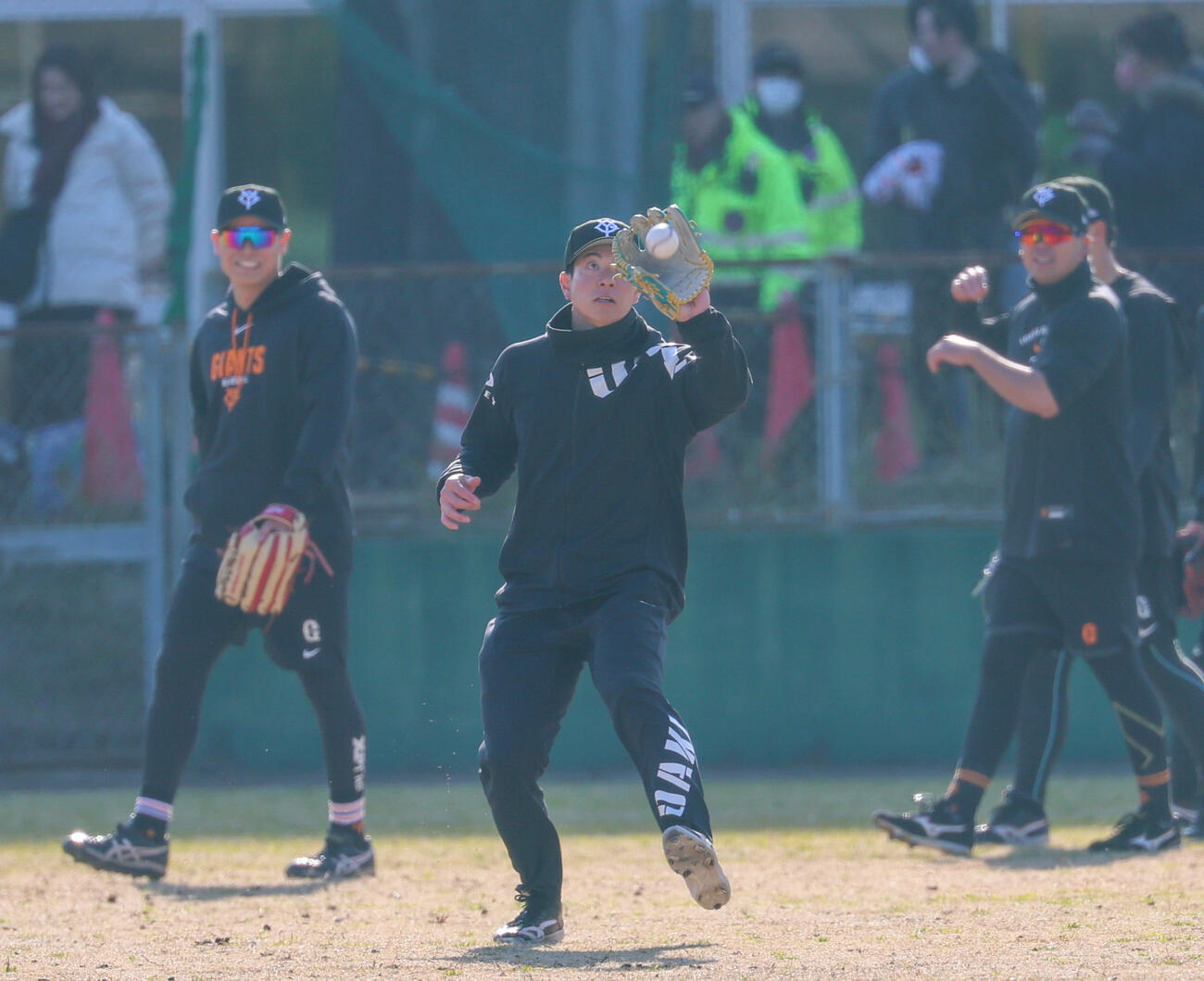 合同自主トレでノックを受ける巨人松本（撮影・増田悦実）