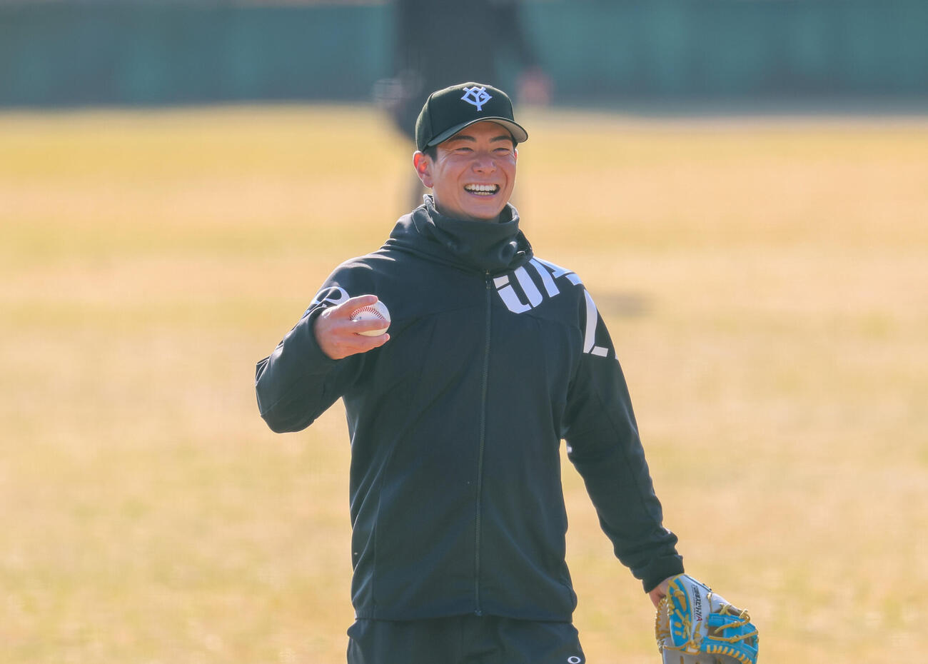 合同自主トレで笑顔を見せる巨人松本（撮影・増田悦実）