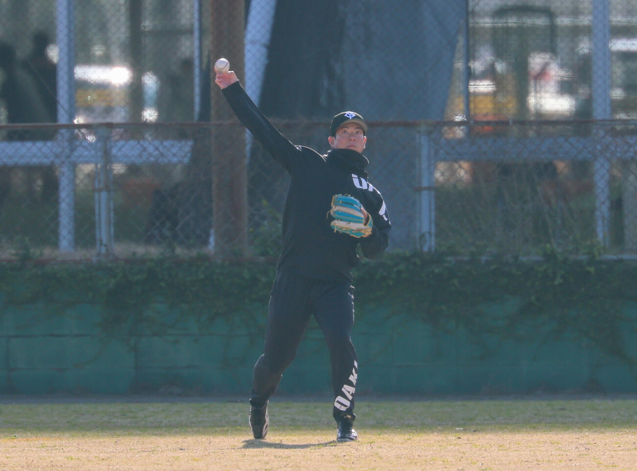 合同自主トレでノックを受ける巨人松本（撮影・増田悦実）