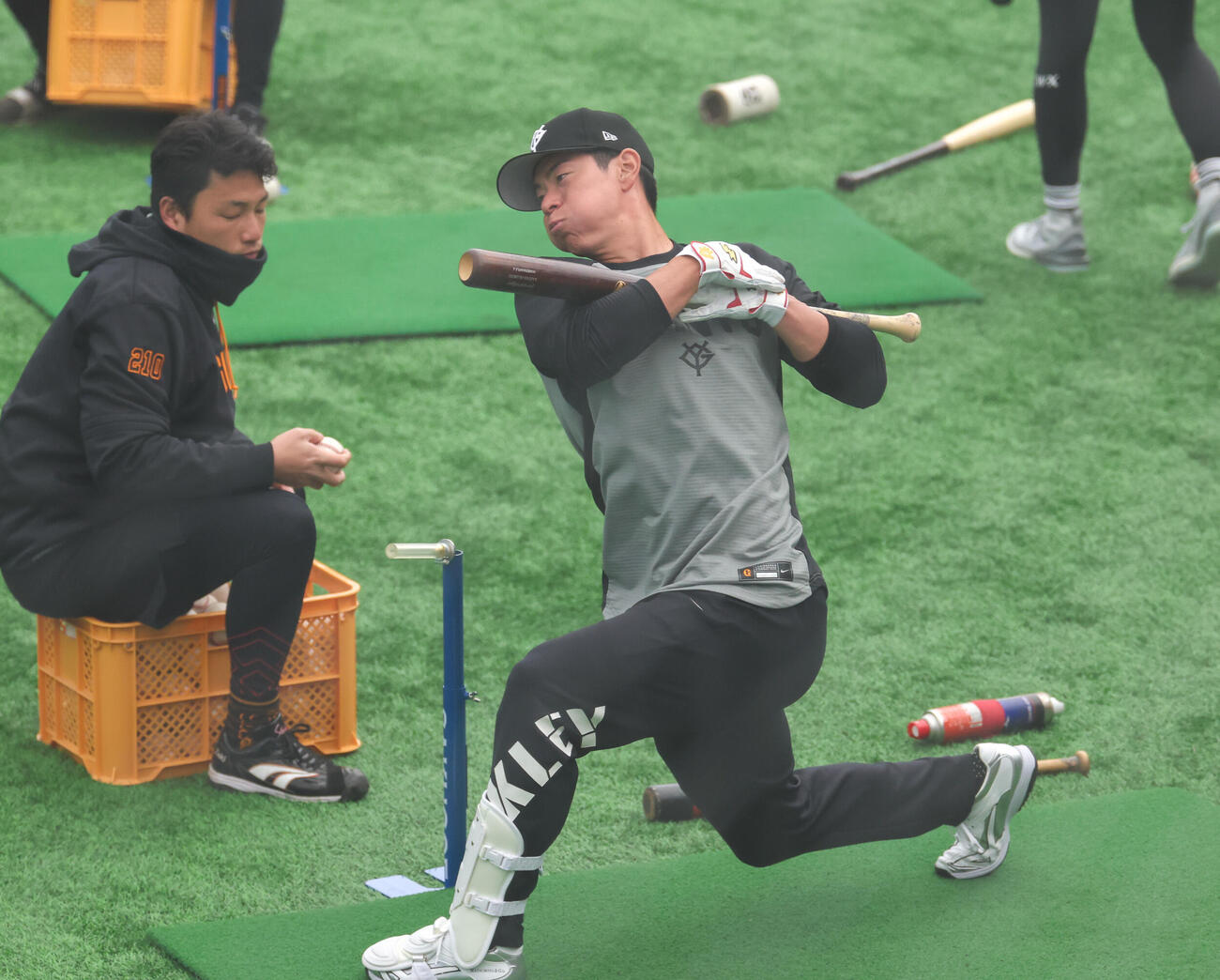 合同自主トレでティー打撃をする巨人松本（撮影・増田悦実）