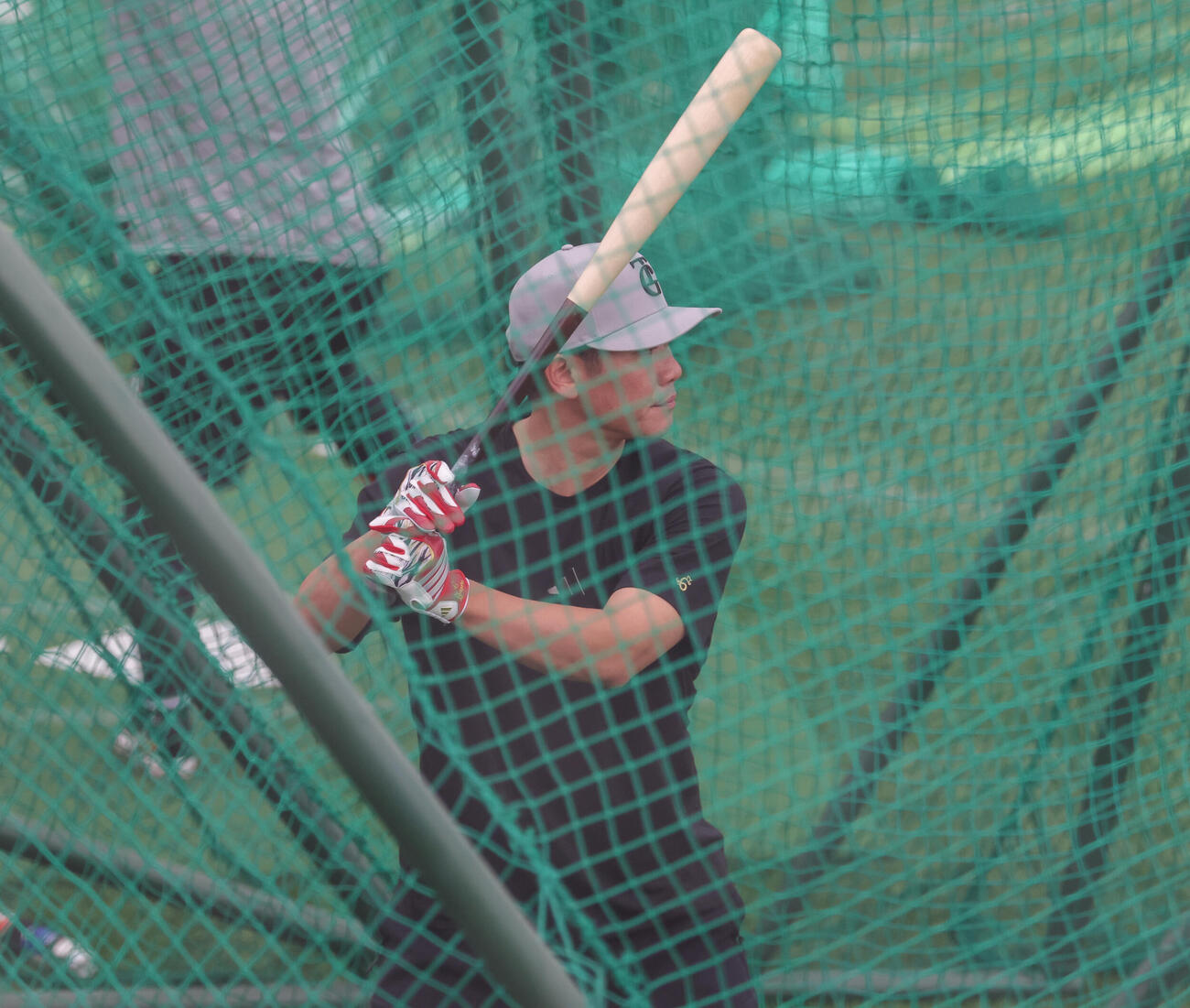 合同自主トレで上着を脱ぎ半袖で打撃練習をする巨人坂本勇（撮影・増田悦実）