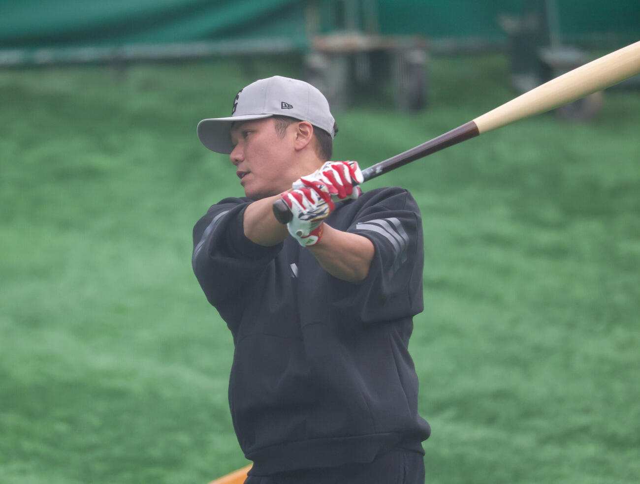 合同自主トレでティー打撃をする巨人坂本勇（撮影・増田悦実）
