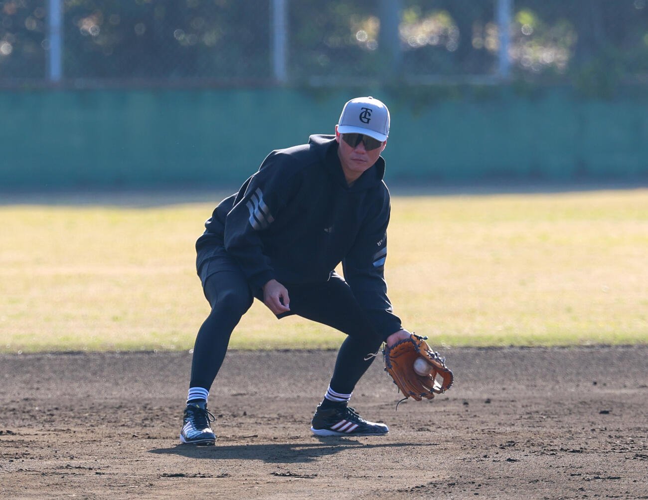 合同自主トレでノックを受ける巨人坂本勇（撮影・増田悦実）