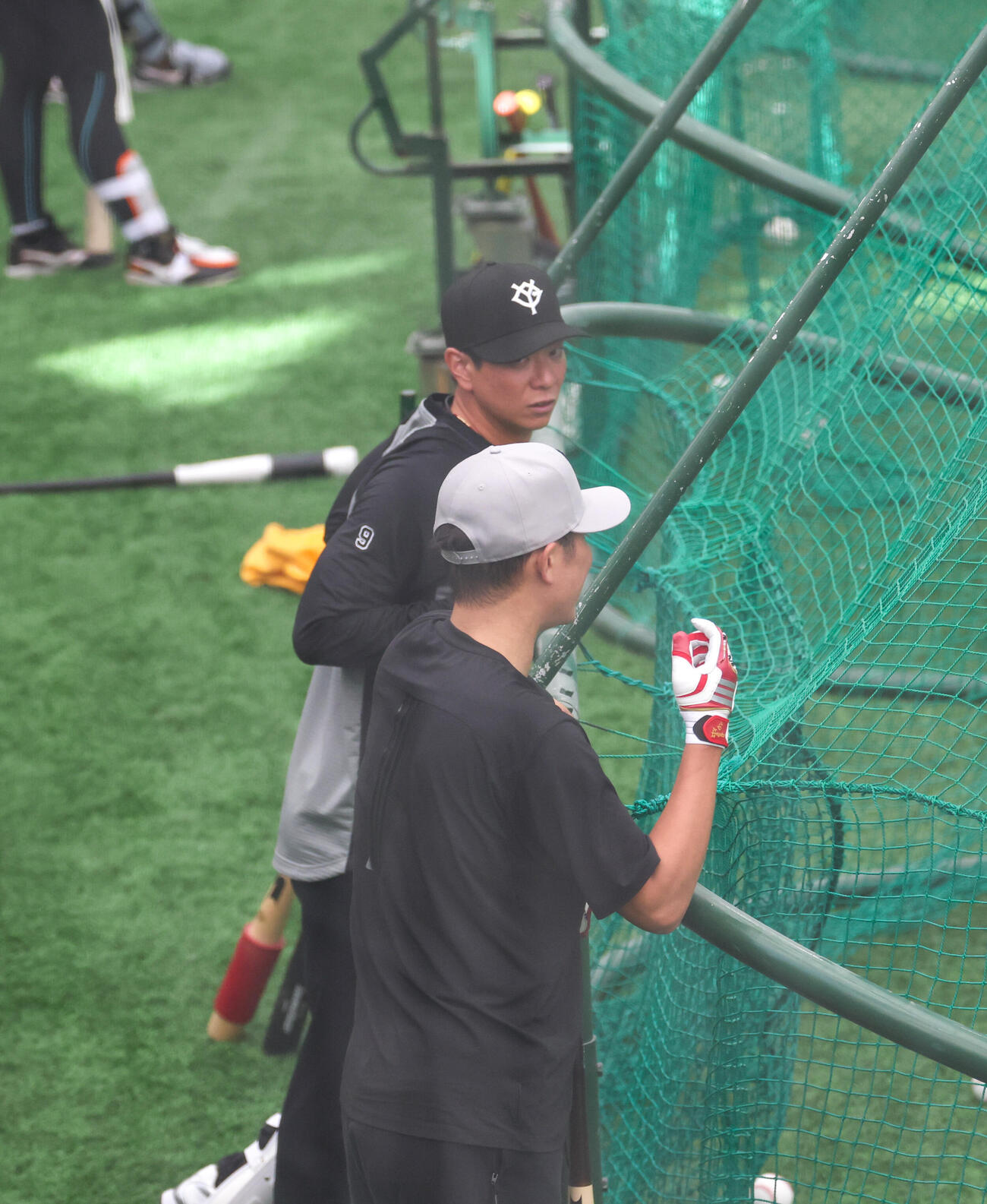 合同自主トレで話をする巨人松本（奥）と坂本勇（撮影・増田悦実）