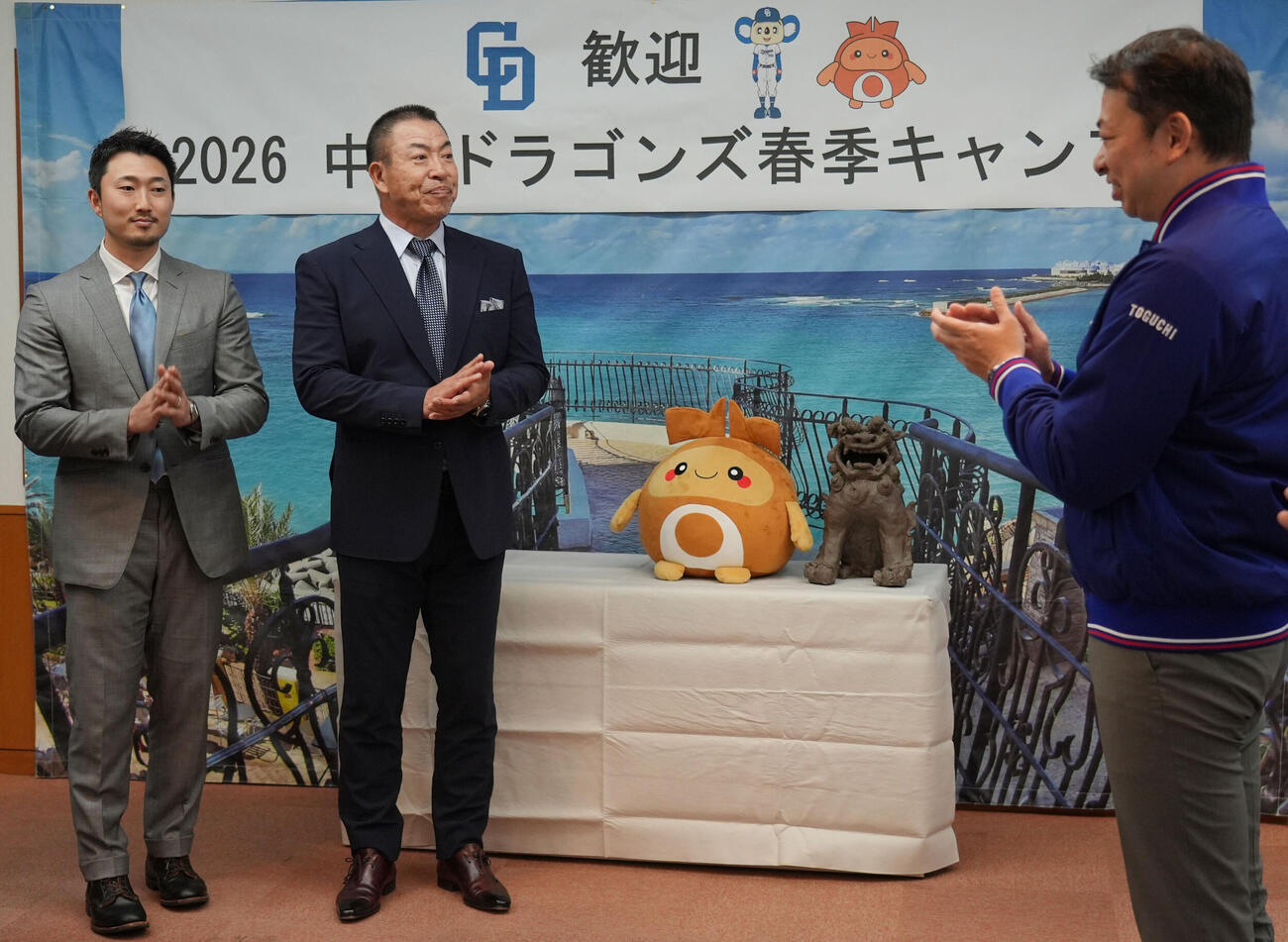 キャンプイン前に北谷町役場を訪れ北谷町渡久地町長（右）から歓迎を受ける左から藤嶋、中日井上監督（撮影・森本幸一）