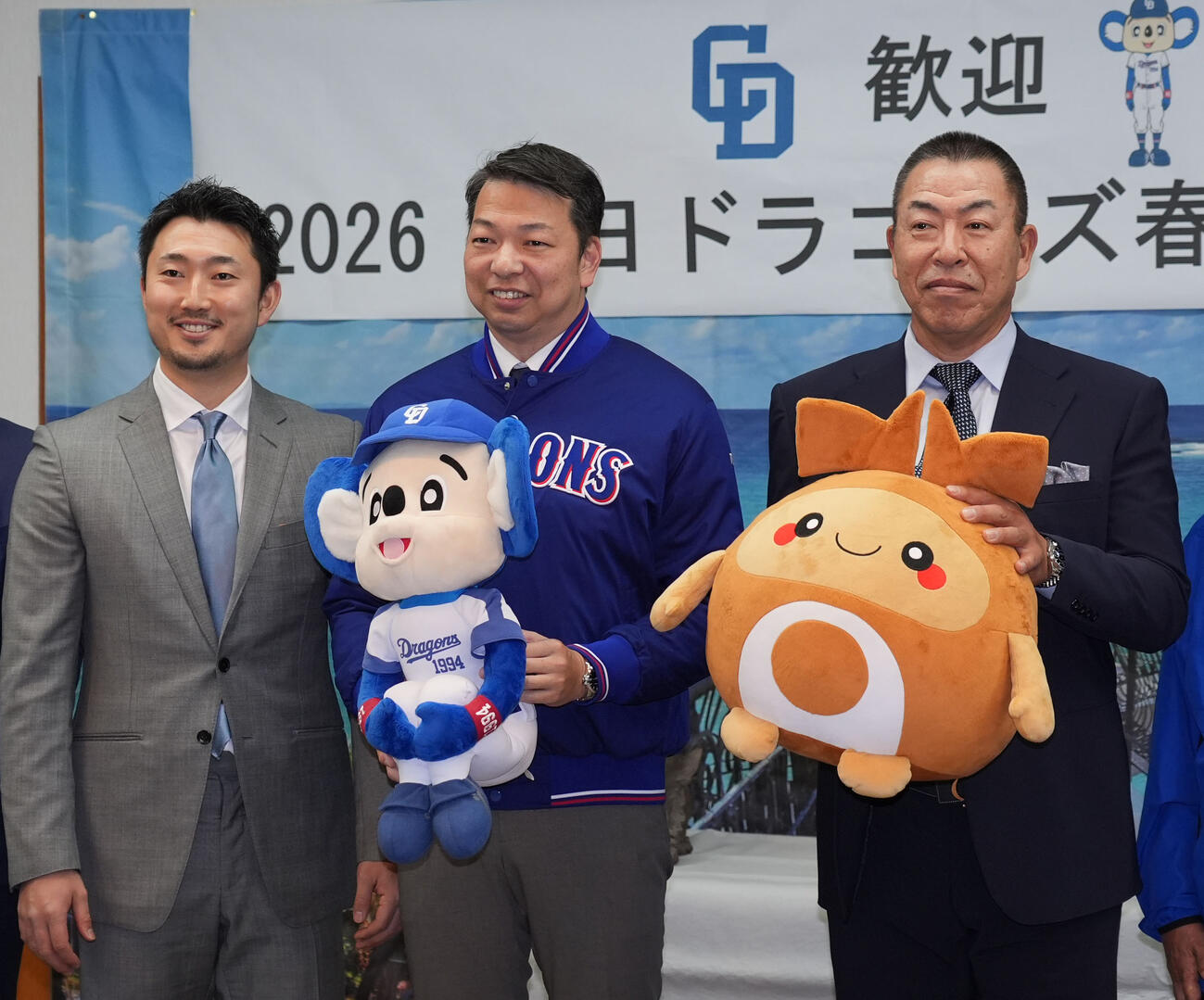 キャンプイン前に北谷町役場を訪れ記念撮影に納まる左から中日藤嶋、北谷町渡久地町長、中日井上監督（撮影・森本幸一）