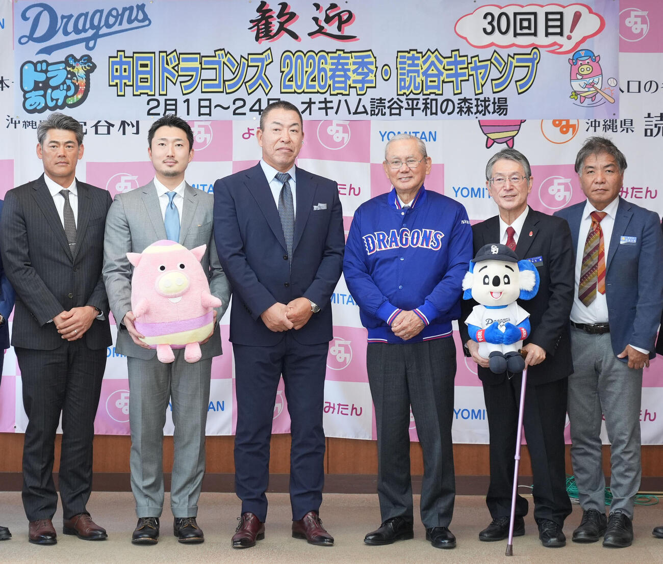 キャンプイン前に読谷村役場を訪れ記念撮影に納まる左から中日飯山2軍監督、藤嶋、井上監督、読谷村の石嶺村長（撮影・森本幸一）