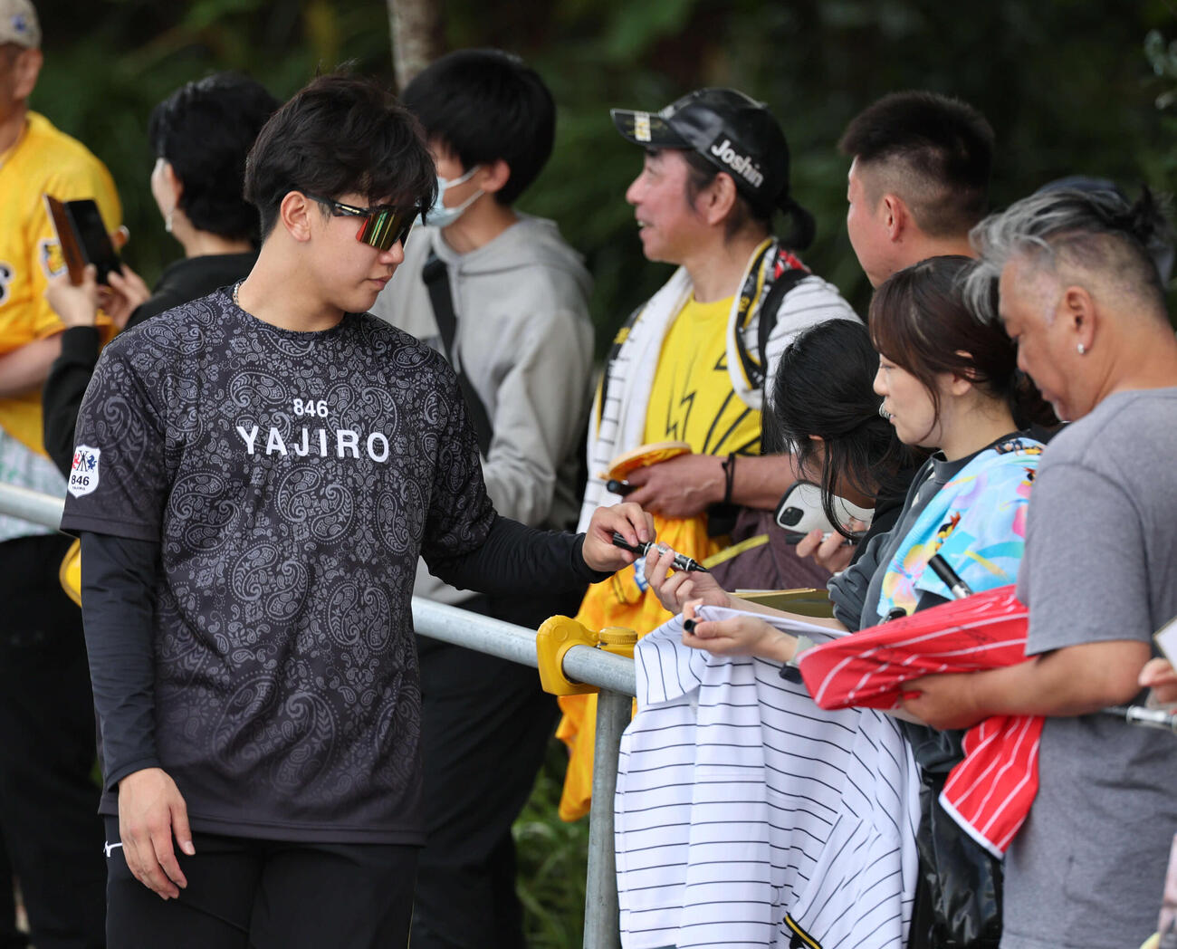 練習を終え、ファンにサインする阪神門別（撮影・西尾就之）