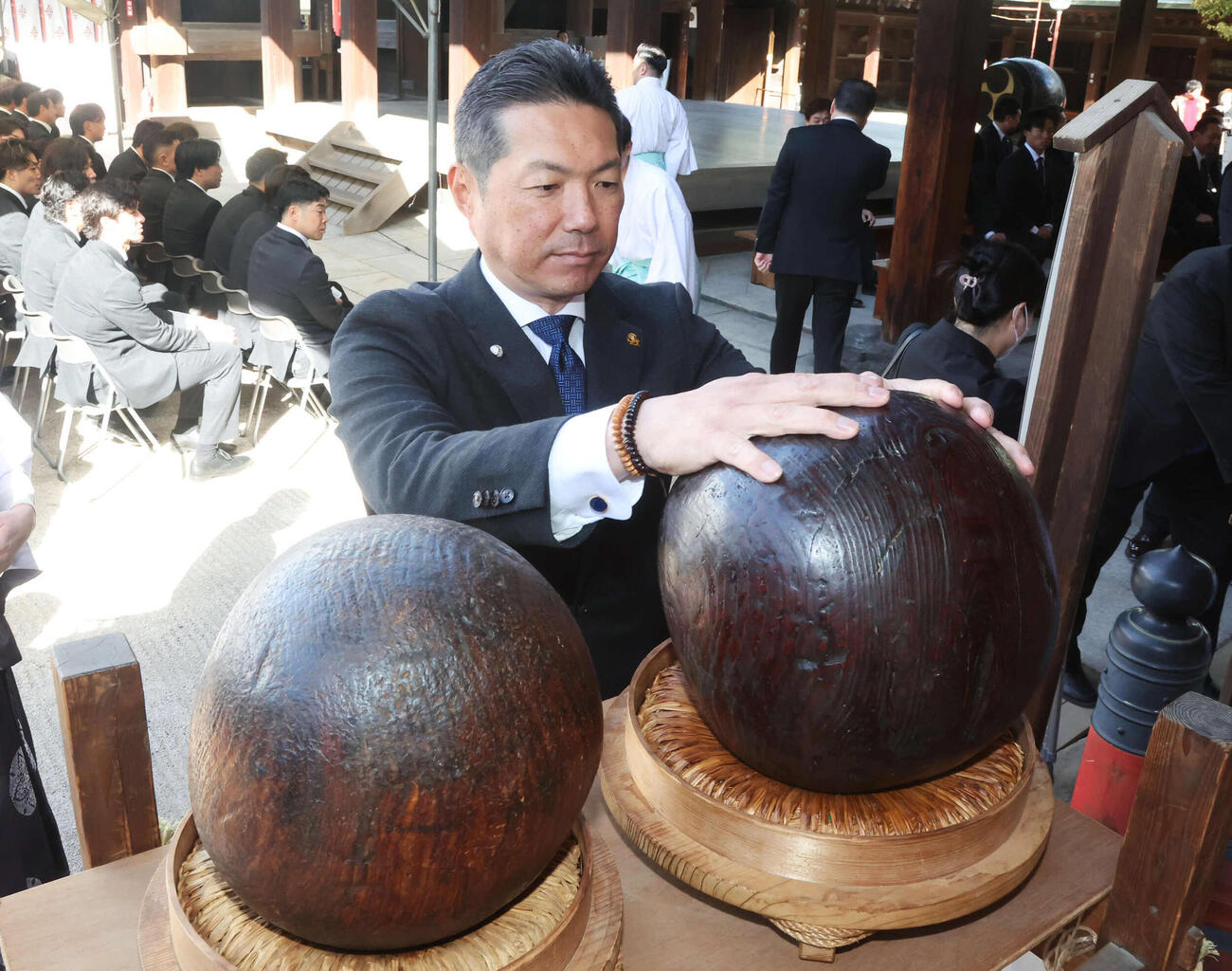 必勝祈願で玉せせりに触れるソフトバンク小久保監督