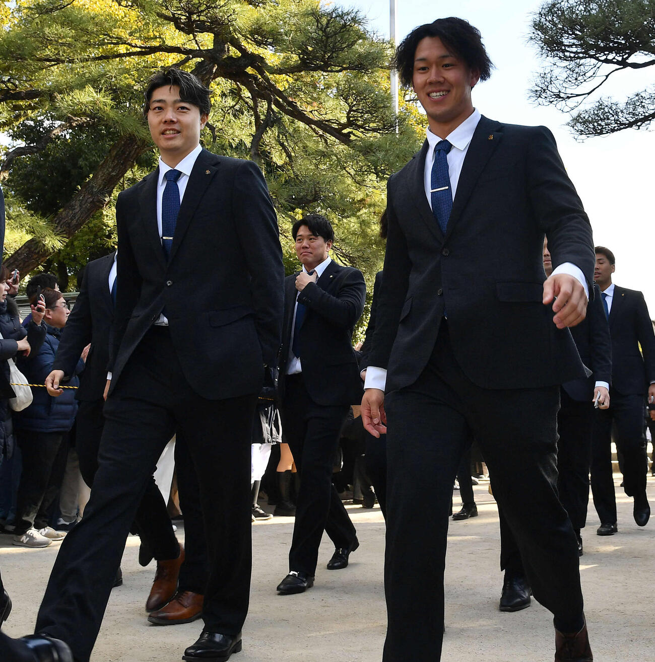 必勝祈願を終えて引き揚げる、左から松本裕、上茶谷、岩井らソフトバンクナイン（撮影・岩下翔太）