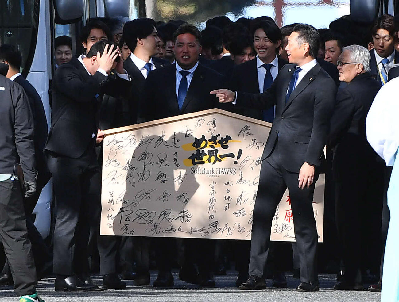 丸刈りとなった栗原（左）と談笑するソフトバンク小久保監督（撮影・岩下翔太）