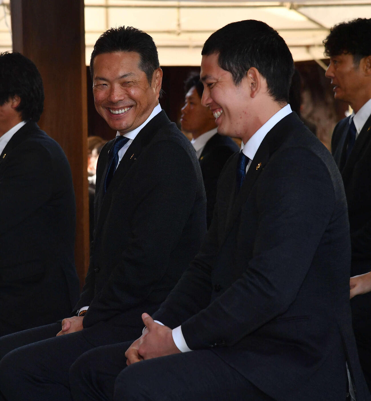 必勝祈願で栗原（右）と談笑するソフトバンク小久保監督（撮影・岩下翔太）