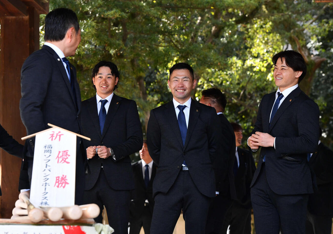鏡開きの前にソフトバンク小久保監督（手前左）と談笑する、左から川瀬、中村晃、谷川原（撮影・岩下翔太）