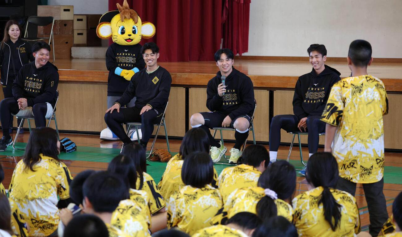 沖縄・うるま市の田場小学校を訪問し、生徒の質問に笑顔で答える（左から）阪神森下、谷端、井坪、今朝丸（撮影・西尾就之）