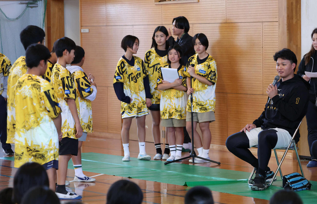 沖縄・うるま市の田場小学校を訪問し、生徒の質問に答える阪神森下（撮影・西尾就之）