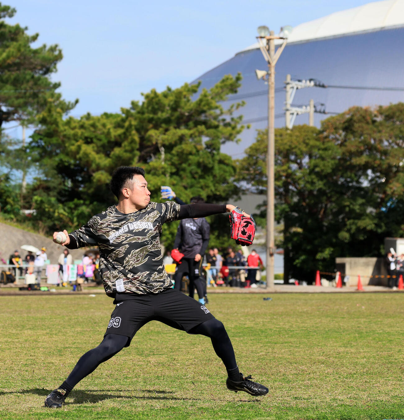 沖縄自主トレ2日目、サブグラウンドでキャッチボールする阪神石井（撮影・加藤哉）