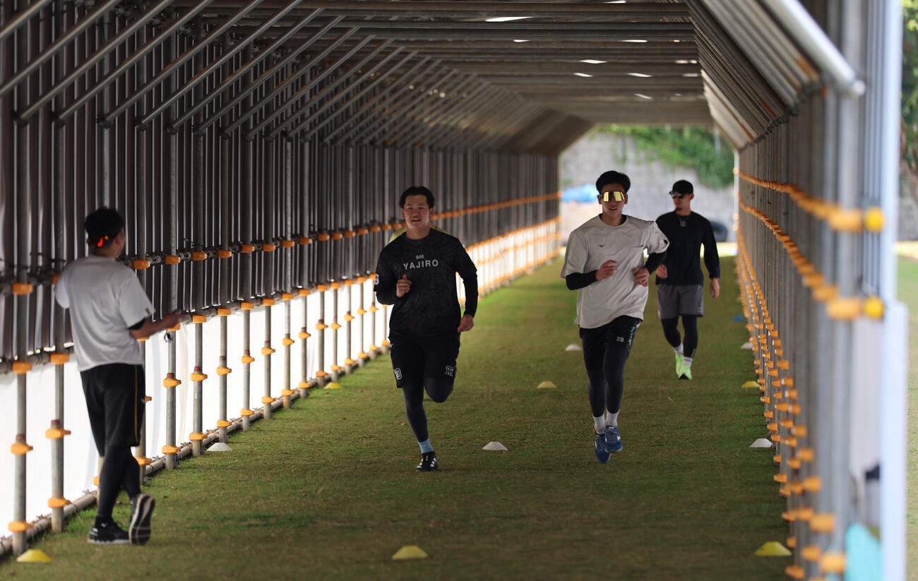 新しくできた「めんそー路」で走る門別（左）と今朝丸。右は伊藤将司（撮影・西尾就之）