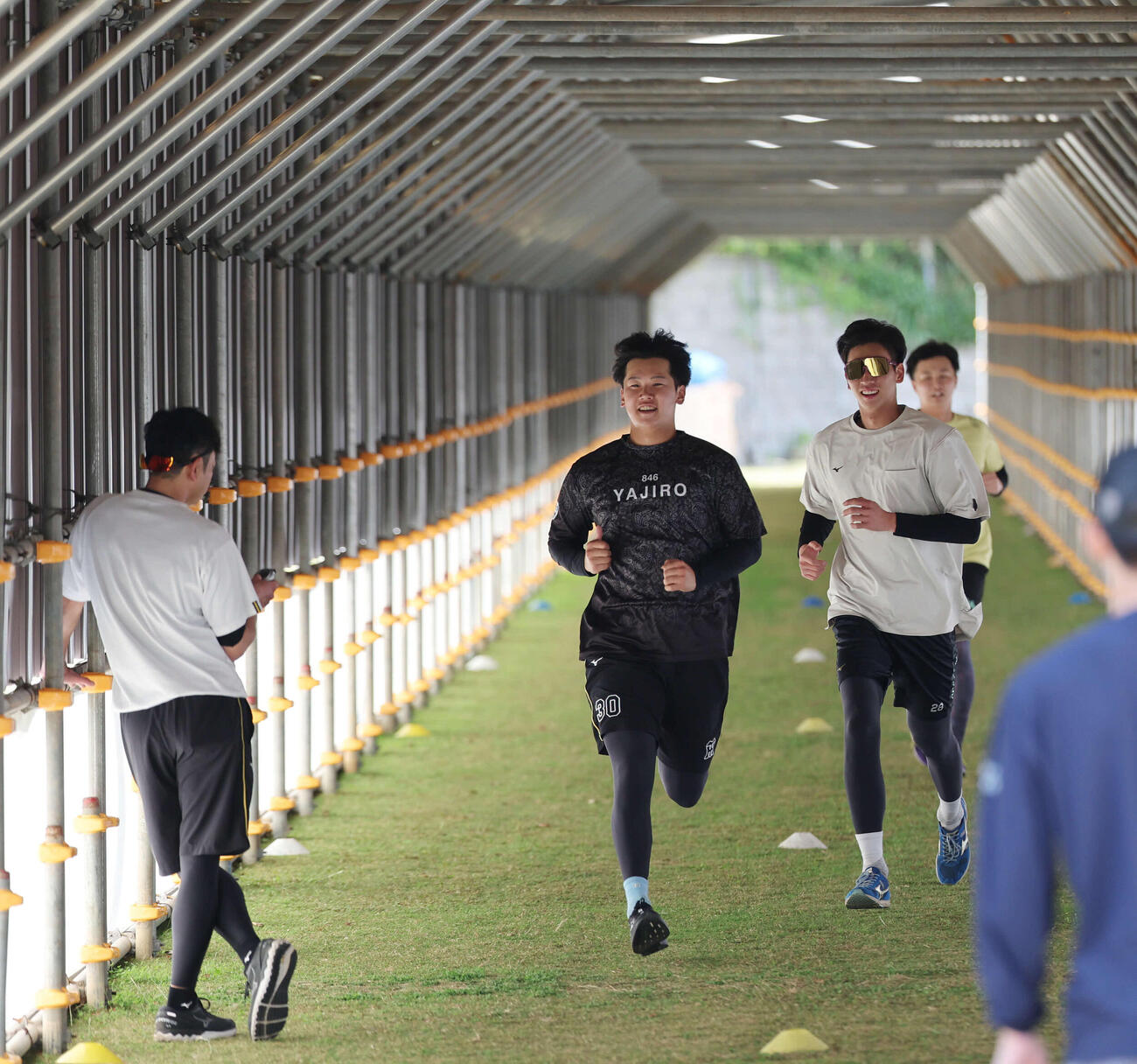 めんそー路を走り込む阪神門別（左）。右は今朝丸（撮影・西尾就之）